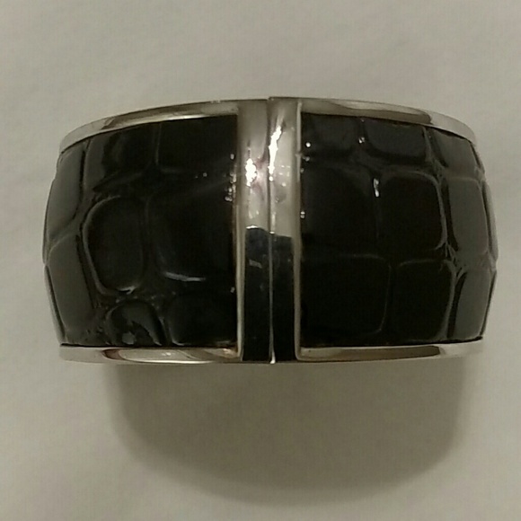 Wide Cuff Silvertone Chunky Bangle Bracelet Black Spring Closure OS - Picture 2 of 3